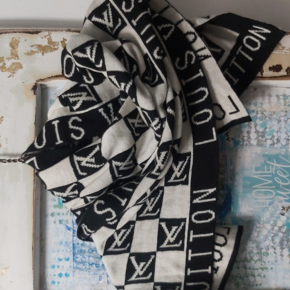 LOUIS Vuitton Knit Scarf - Picture 2 of 8